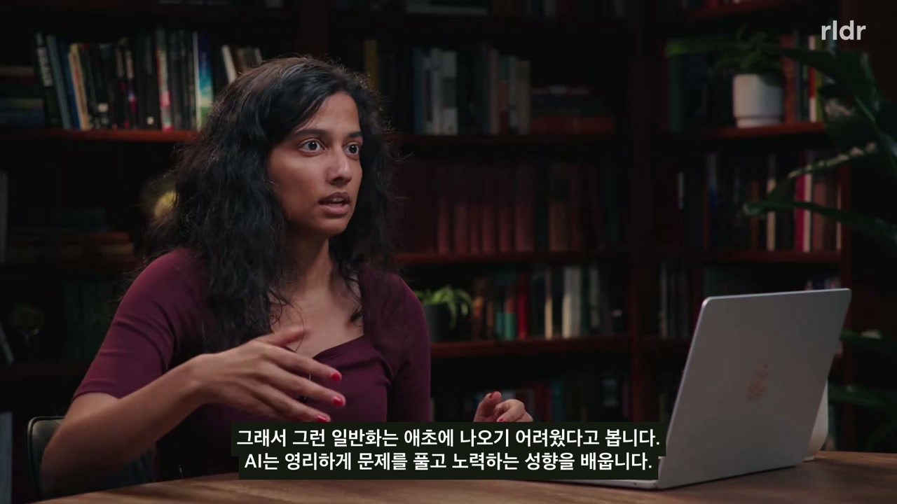 훈련 밖에서도 노력하는 행동을 설명하는 인터뷰 화면