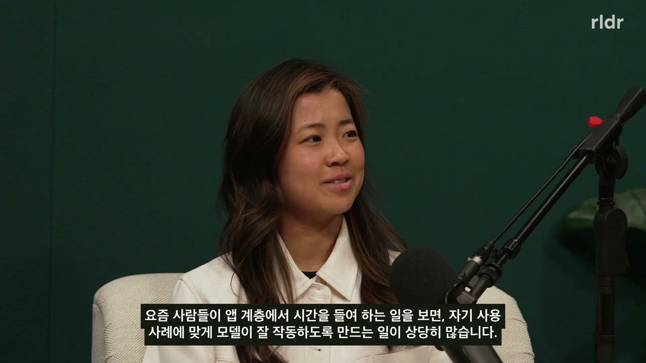 RAG와 모델 가중치의 memory 역할을 비교하는 대화 화면