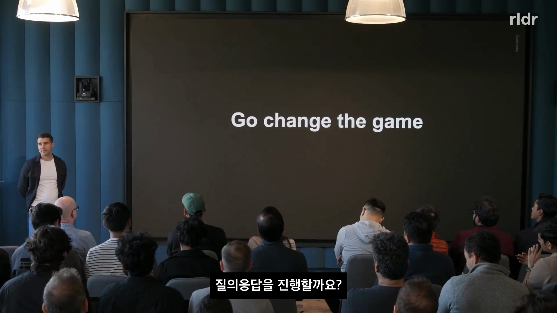 Go change the game 슬라이드 앞에서 질의응답을 시작하는 Gabe Pereyra
