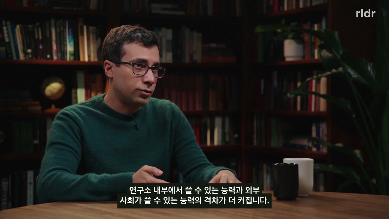 모델 출시 지연과 AI 접근 격차의 긴장을 설명하는 인터뷰 장면