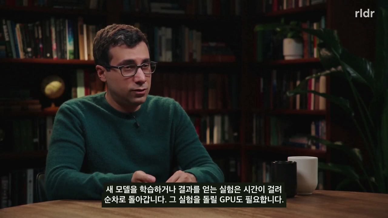 실험 시간과 GPU의 필요성을 설명하는 Noam Brown