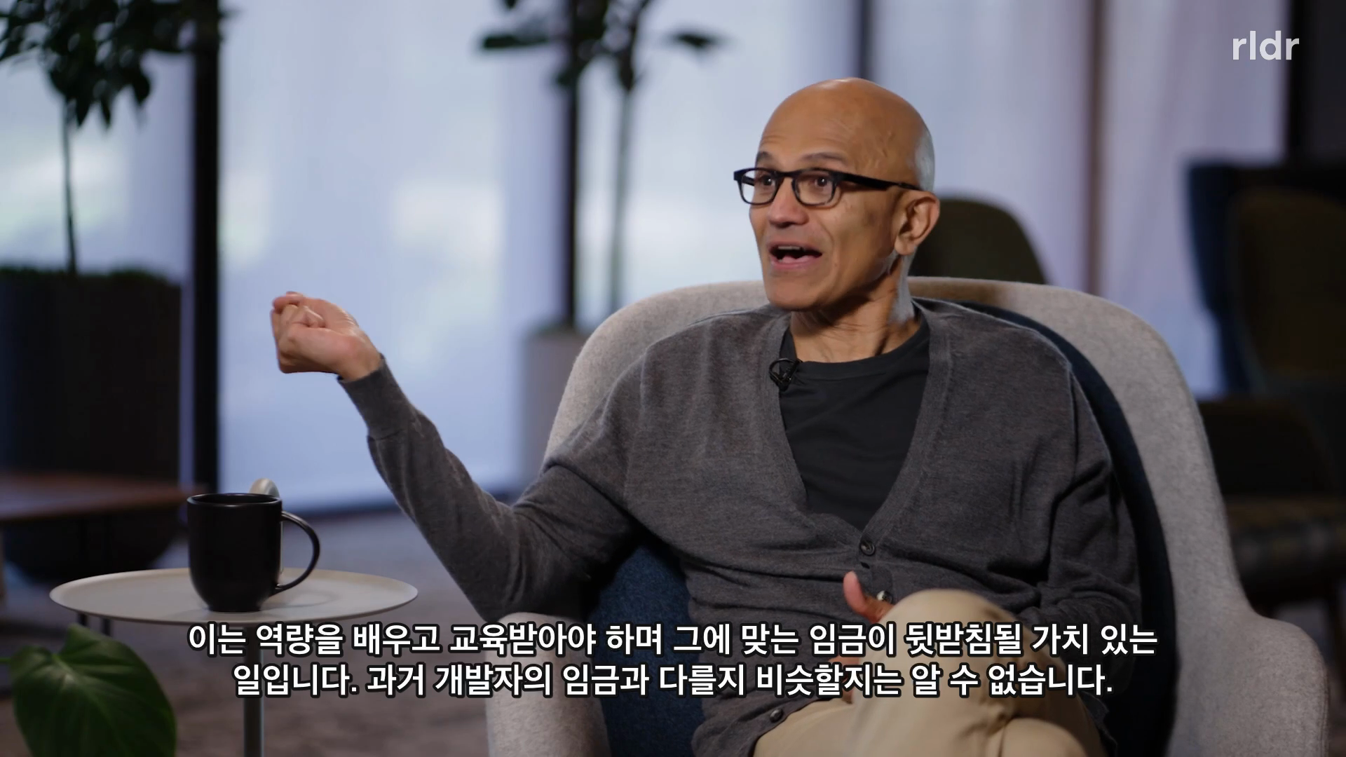 AI가 만든 출력의 인지 검토와 개발자의 역할을 설명하는 Satya Nadella