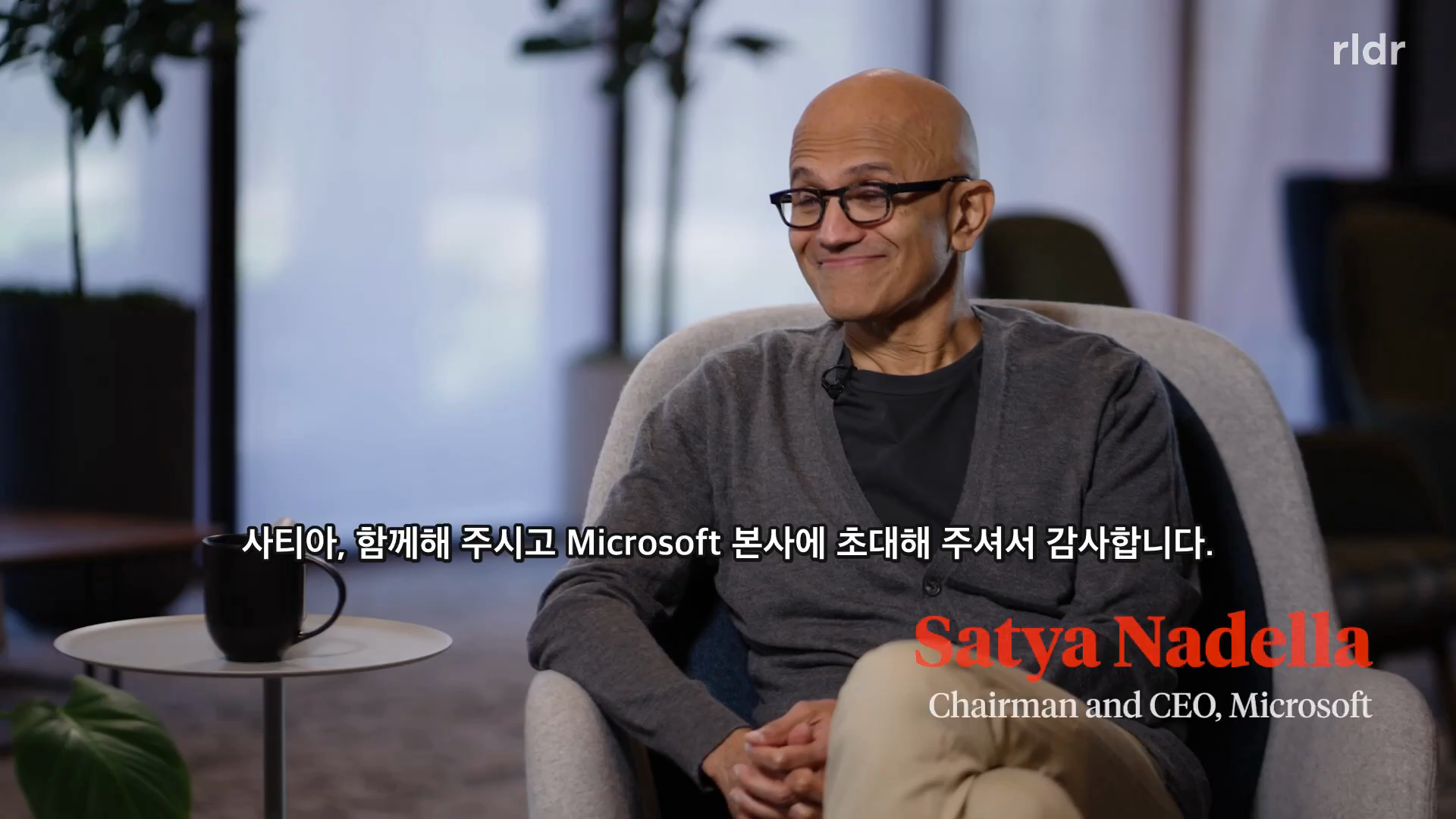 Microsoft 사무실에서 Satya Nadella와 대화를 시작하는 Yash Patil